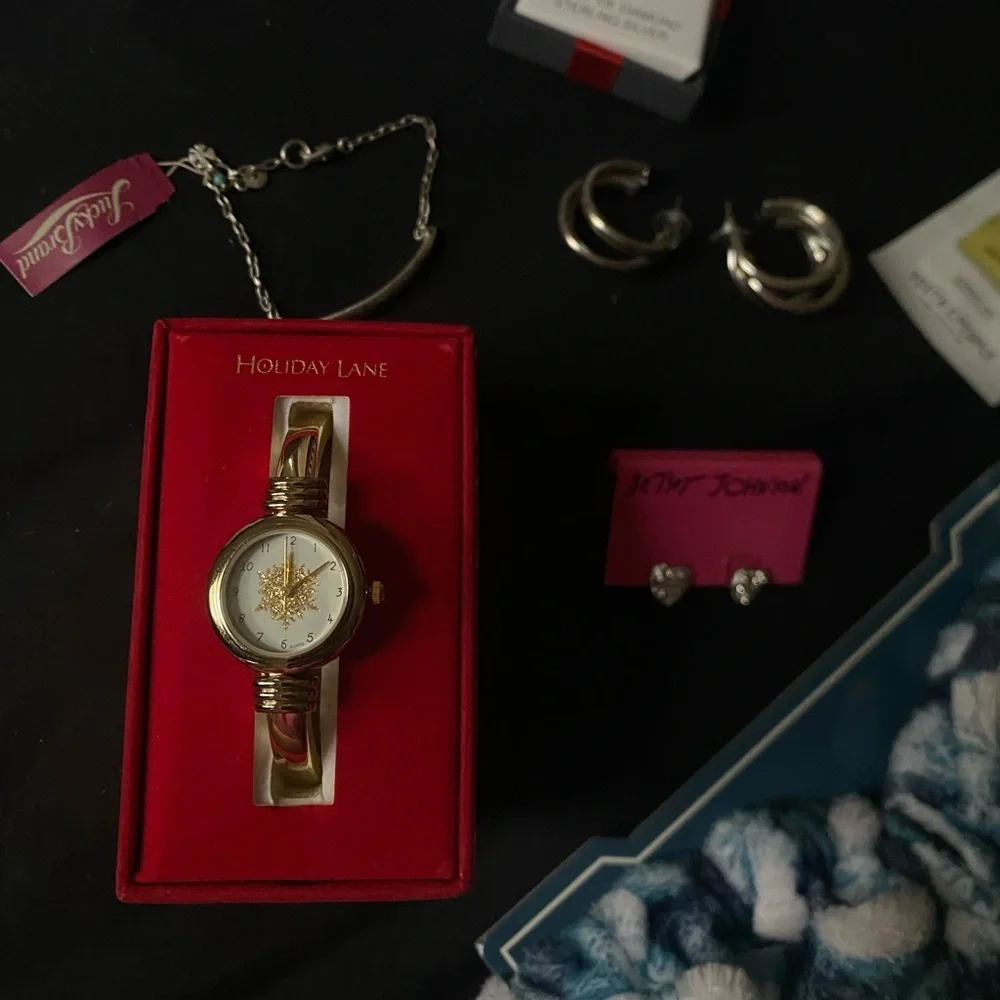 Jewelry Lot - Picture 2 of 3